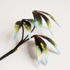 Broche de Flor de Seda de Morera Artesanal con Hojas de Bambú Handmade Mulberry Silk Flower Brooch with Bamboo Leaves