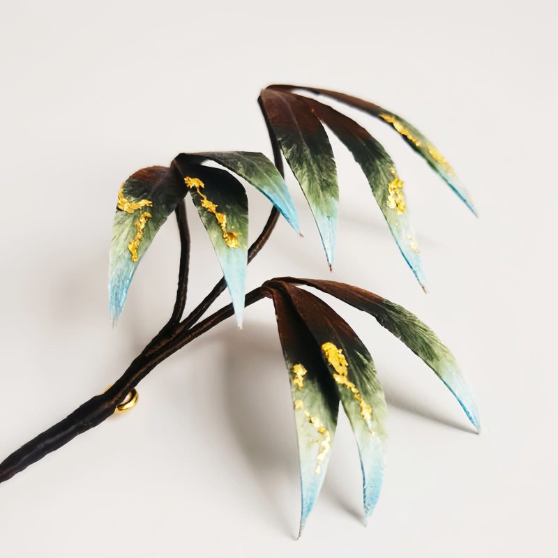Broche de Flor de Seda de Morera Artesanal con Hojas de Bambú Handmade Mulberry Silk Flower Brooch with Bamboo Leaves