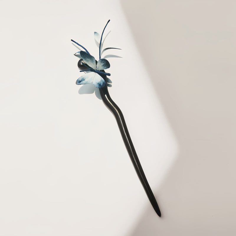 Broche de Mariposa de Terciopelo Hechos a Mano con Seda de Morera Handmade Velvet Butterfly Brooch with Mulberry Silk