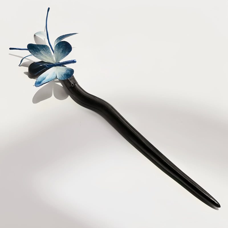 Broche de Mariposa de Terciopelo Hechos a Mano con Seda de Morera Handmade Velvet Butterfly Brooch with Mulberry Silk