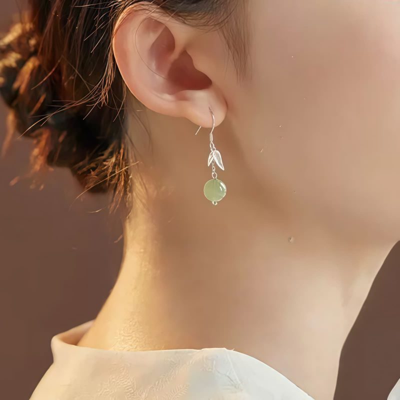 Aretes colgantes de hoja de bambú con jade de Hetian Hetian Jade Bamboo Leaf Dangle Earrings
