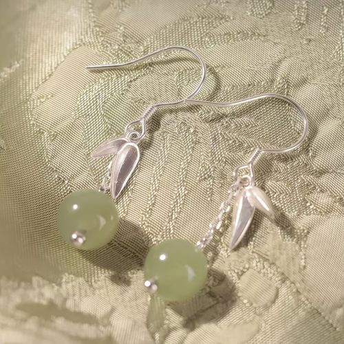Aretes colgantes de hoja de bambú con jade de Hetian Aretes colgantes de hoja de bambú con jade de Hetian