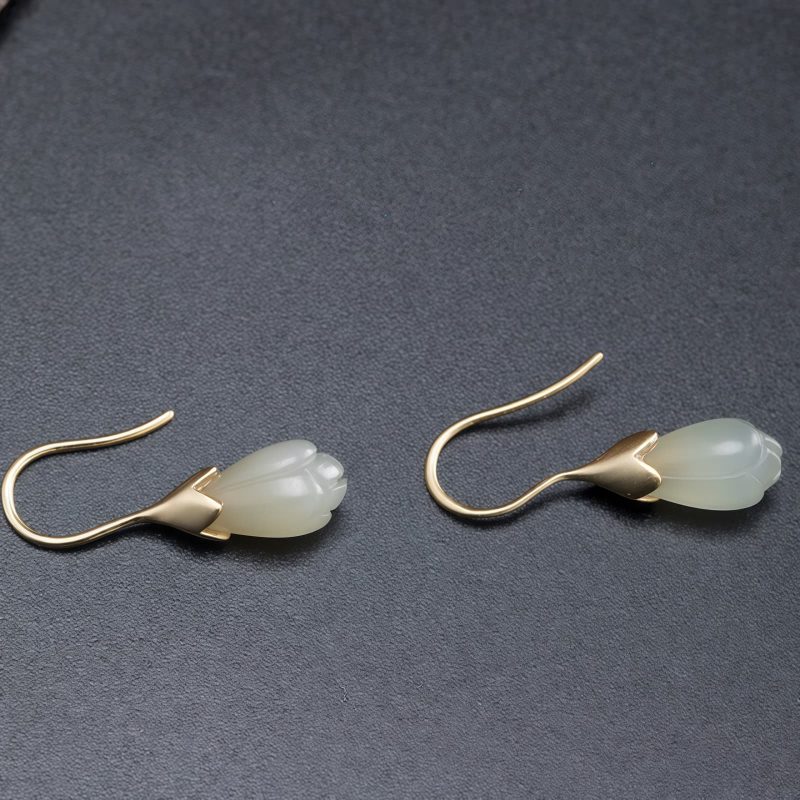 أقراط من حجر هيتيان اليشم على شكل زهرة ماغنوليا المتدلية Hetian Jade Magnolia Drop Earrings