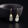 أقراط من حجر هيتيان اليشم على شكل زهرة ماغنوليا المتدلية Hetian Jade Magnolia Drop Earrings