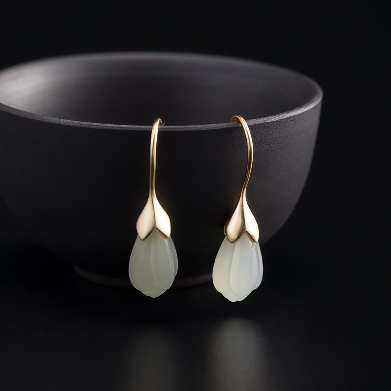 أقراط من حجر هيتيان اليشم على شكل زهرة ماغنوليا المتدلية Hetian Jade Magnolia Drop Earrings