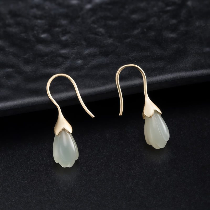 أقراط من حجر هيتيان اليشم على شكل زهرة ماغنوليا المتدلية Hetian Jade Magnolia Drop Earrings