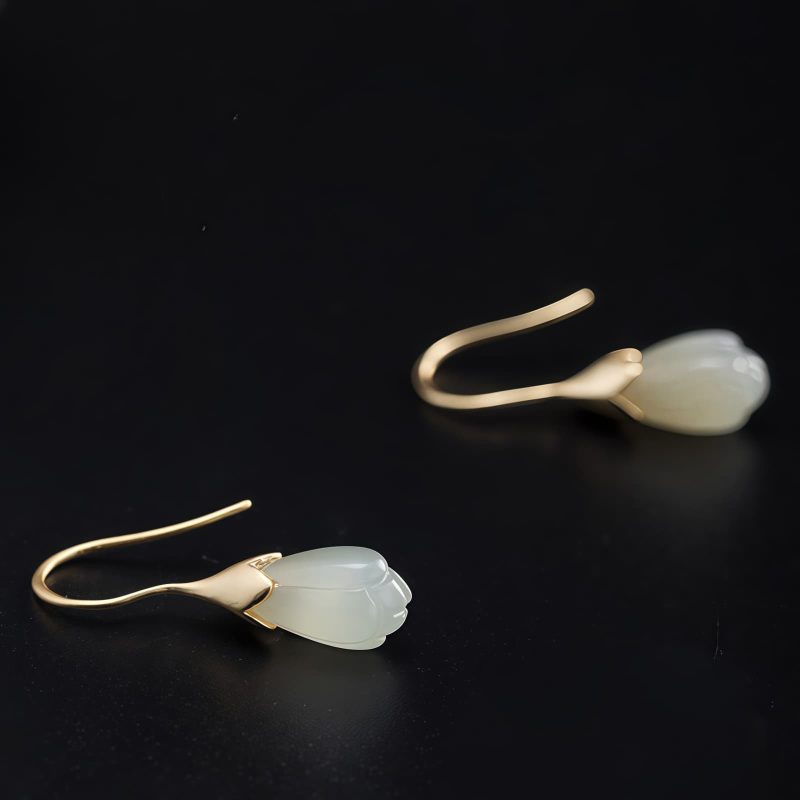 أقراط من حجر هيتيان اليشم على شكل زهرة ماغنوليا المتدلية Hetian Jade Magnolia Drop Earrings