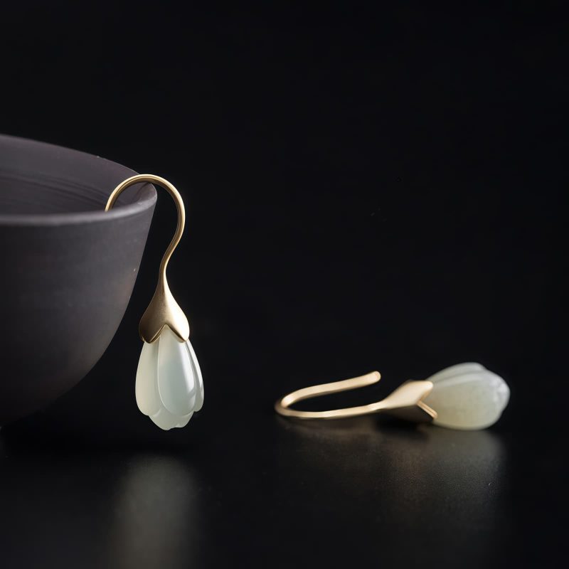 أقراط من حجر هيتيان اليشم على شكل زهرة ماغنوليا المتدلية Hetian Jade Magnolia Drop Earrings