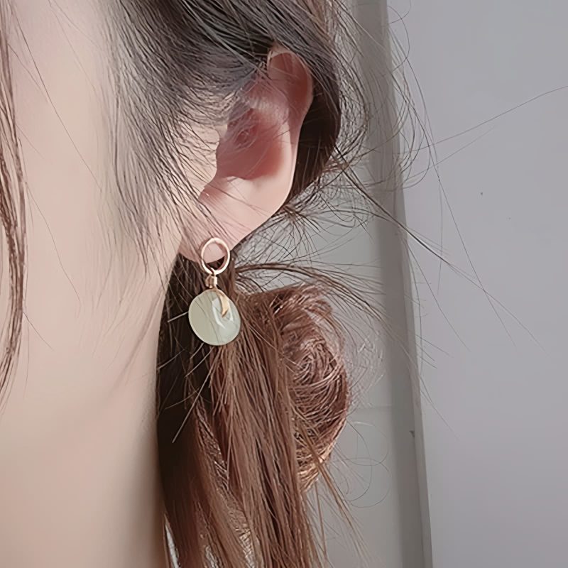 Brincos de Jade com Pingente Sorte Jade Luck Drop Earrings
