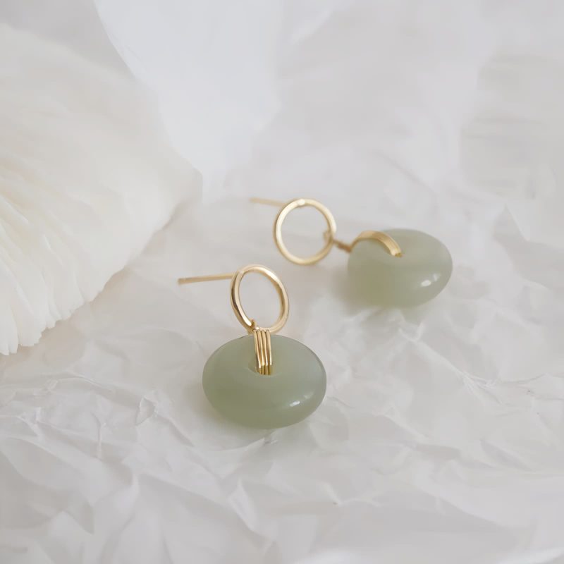 Brincos de Jade com Pingente Sorte Jade Luck Drop Earrings