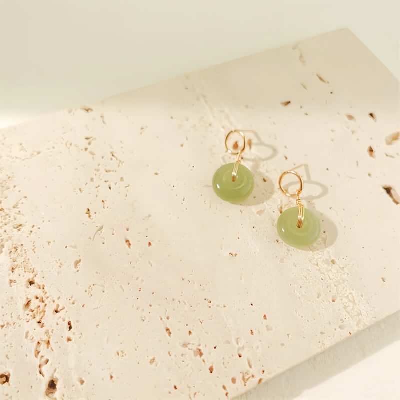 Brincos de Jade com Pingente Sorte Jade Luck Drop Earrings