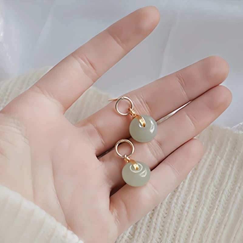 Brincos de Jade com Pingente Sorte Jade Luck Drop Earrings