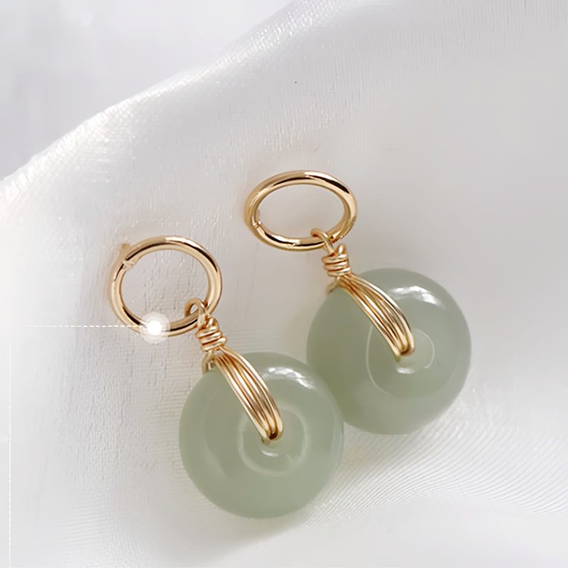 Brincos de Jade com Pingente Sorte Jade Luck Drop Earrings