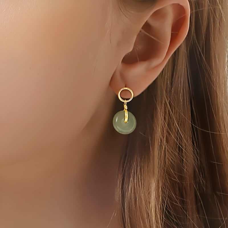 Brincos de Jade com Pingente Sorte Jade Luck Drop Earrings