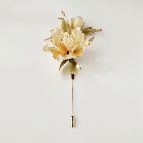 Broche de Camelia Blanca hecha a mano con seda de morera Broche de Camelia Blanca hecha a mano con seda de morera