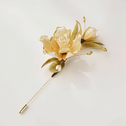 Broche de Camelia Blanca hecha a mano con seda de morera Broche de Camelia Blanca hecha a mano con seda de morera