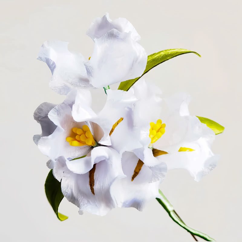 Broche de Iris Blanco en Seda de Morera Mulberry Silk White Iris Brooch