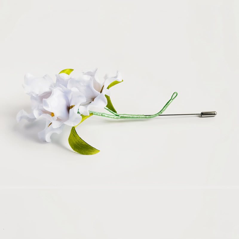 Broche de Iris Blanco en Seda de Morera Mulberry Silk White Iris Brooch