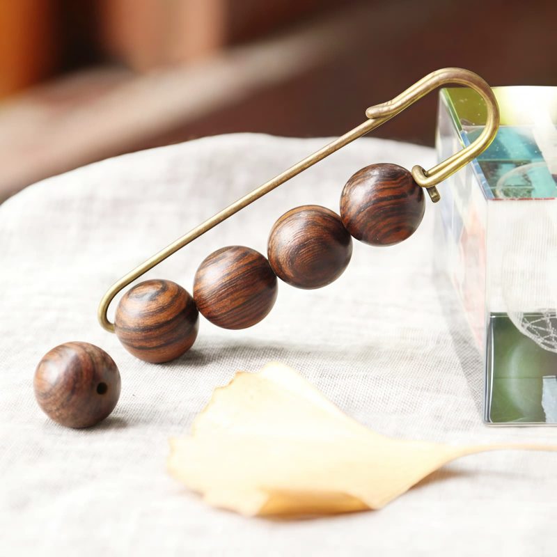 Broche Curativa Vintage de Sándalo Vintage Sandalwood Healing Brooch