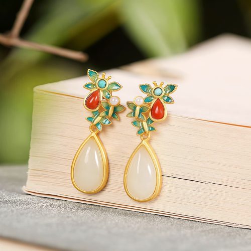 Aretes colgantes de jade blanco y ágata roja con forma de mariposa Aretes colgantes de jade blanco y ágata roja con forma de mariposa