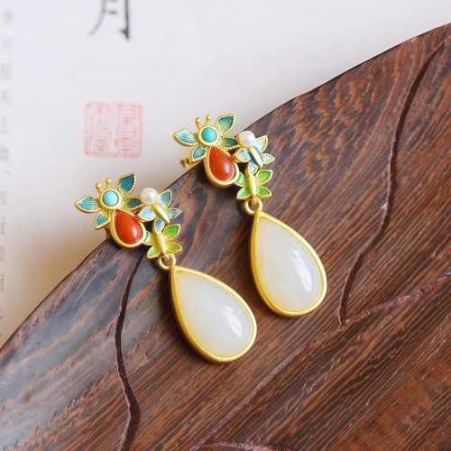 Aretes colgantes de jade blanco y ágata roja con forma de mariposa Aretes colgantes de jade blanco y ágata roja con forma de mariposa