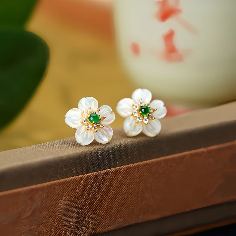Aretes de Flor de Jade y Plata 925 con Tridacna 925 Silver Tridacna Jade Flower Earrings