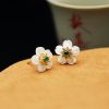 Aretes de Flor de Jade y Plata 925 con Tridacna 925 Silver Tridacna Jade Flower Earrings