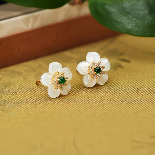 Aretes de Flor de Jade y Plata 925 con Tridacna Aretes de Flor de Jade y Plata 925 con Tridacna