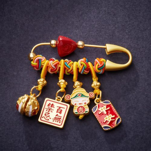 Broche Artesanal de Cai Shen con Cinabrio Broche Artesanal de Cai Shen con Cinabrio