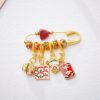 Broche Artesanal de Cai Shen con Cinabrio Handcrafted Cinnabar Caishen God Brooch