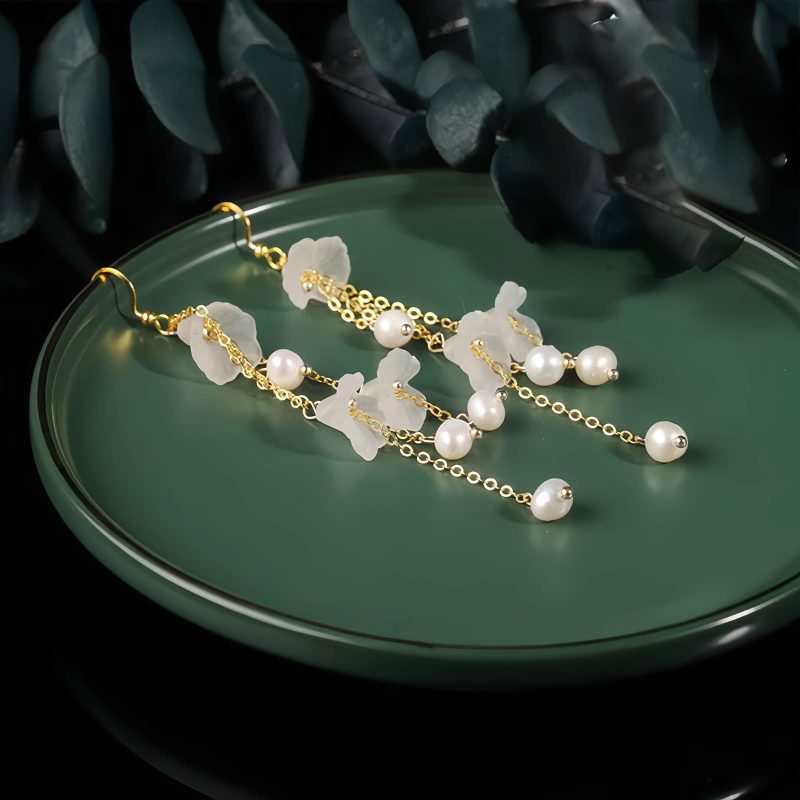 Aretes de pétalos de flor de perla y buena suerte Pearl Flower Petal Luck Drop Earrings