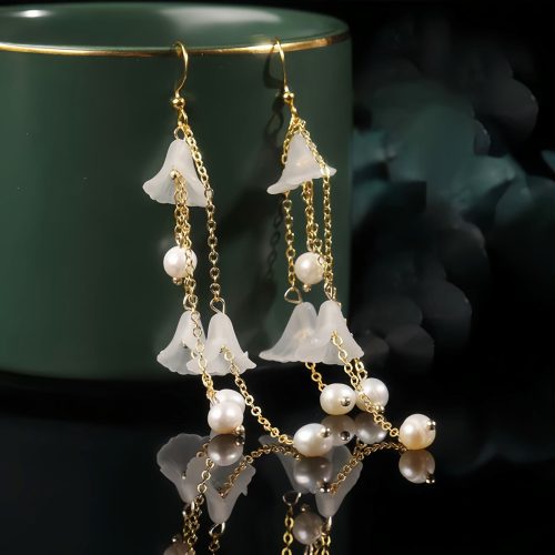 Aretes de pétalos de flor de perla y buena suerte Aretes de pétalos de flor de perla y buena suerte