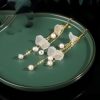 Aretes de pétalos de flor de perla y buena suerte Pearl Flower Petal Luck Drop Earrings