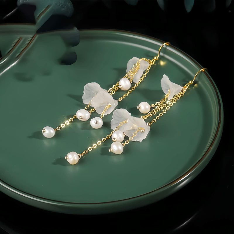 Aretes de pétalos de flor de perla y buena suerte Pearl Flower Petal Luck Drop Earrings