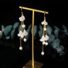 Aretes de pétalos de flor de perla y buena suerte Pearl Flower Petal Luck Drop Earrings