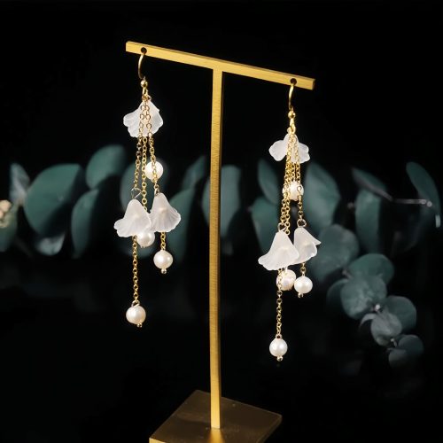 Aretes de pétalos de flor de perla y buena suerte Aretes de pétalos de flor de perla y buena suerte