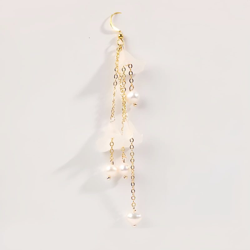 Aretes de pétalos de flor de perla y buena suerte Pearl Flower Petal Luck Drop Earrings