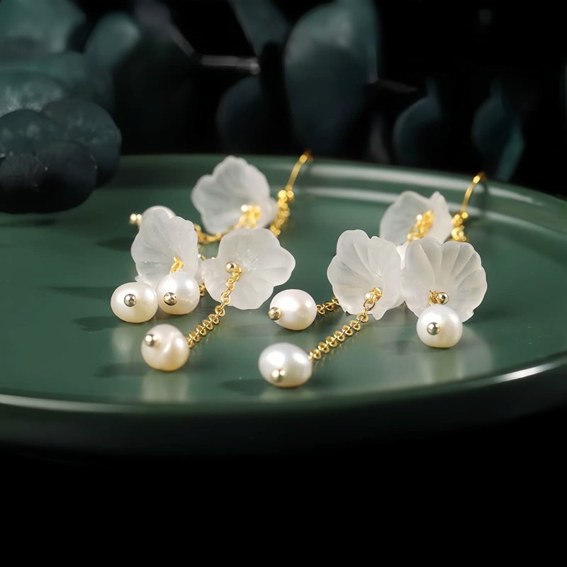Aretes de pétalos de flor de perla y buena suerte Pearl Flower Petal Luck Drop Earrings