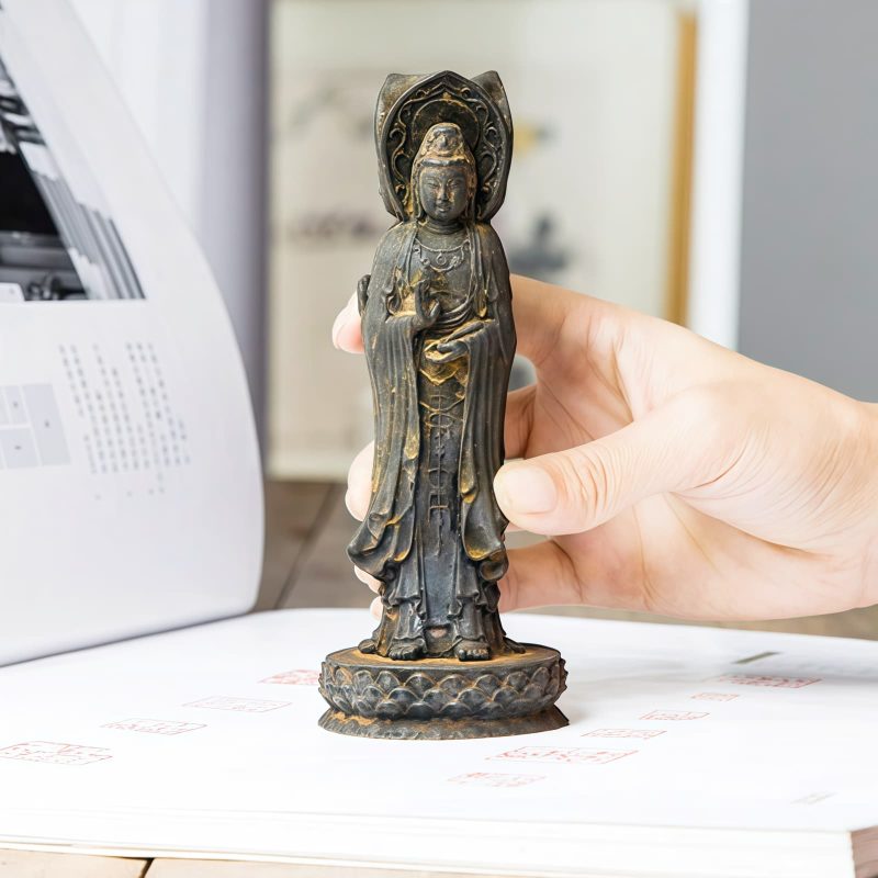 Patung Kwan Yin Bubuk Besi Berkarat - Simbol Kasih Sayang Tiga Wajah Rusty Iron Powder Kwan Yin Statue - Three-Faced Compassion Symbol