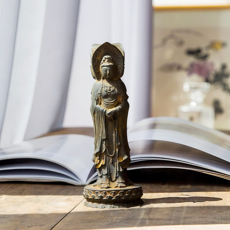 Patung Kwan Yin Bubuk Besi Berkarat - Simbol Kasih Sayang Tiga Wajah Rusty Iron Powder Kwan Yin Statue - Three-Faced Compassion Symbol