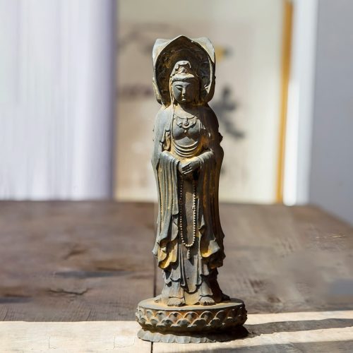 Estatua de Kwan Yin de Polvo de Hierro Oxidado - Símbolo de la Compasión Trifacial Estatua de Kwan Yin de Polvo de Hierro Oxidado - Símbolo de la Compasión Trifacial