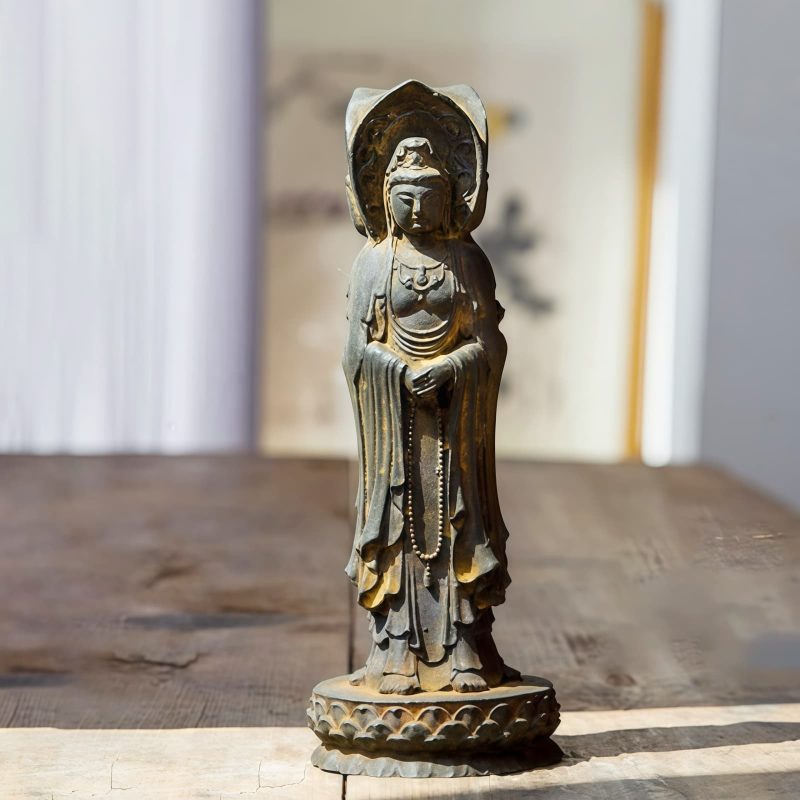 Patung Kwan Yin Bubuk Besi Berkarat - Simbol Kasih Sayang Tiga Wajah Rusty Iron Powder Kwan Yin Statue - Three-Faced Compassion Symbol