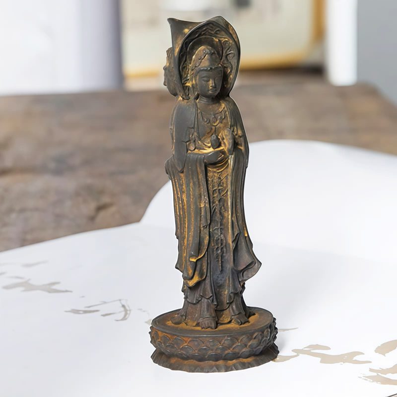 Patung Kwan Yin Bubuk Besi Berkarat - Simbol Kasih Sayang Tiga Wajah Rusty Iron Powder Kwan Yin Statue - Three-Faced Compassion Symbol
