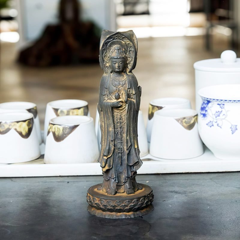 Patung Kwan Yin Bubuk Besi Berkarat - Simbol Kasih Sayang Tiga Wajah Rusty Iron Powder Kwan Yin Statue - Three-Faced Compassion Symbol
