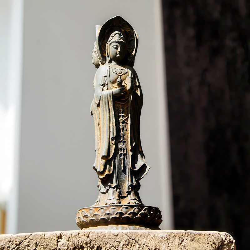 Patung Kwan Yin Bubuk Besi Berkarat - Simbol Kasih Sayang Tiga Wajah Rusty Iron Powder Kwan Yin Statue - Three-Faced Compassion Symbol