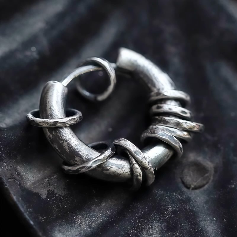 Aretes de Plata Tibetana Martillados a Mano para Protección Hand-hammered Tibetan Silver Protection Earrings