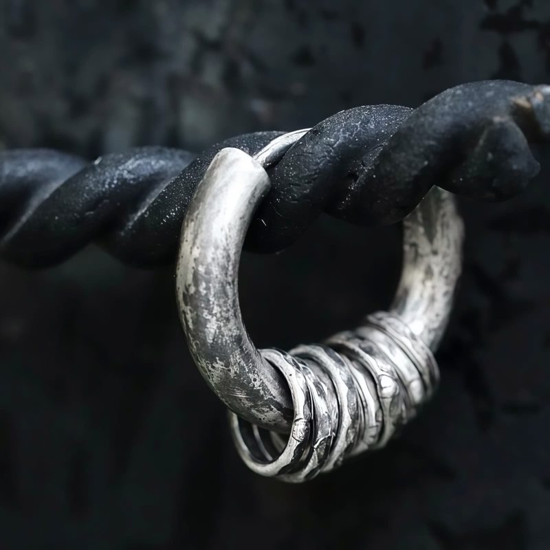 Aretes de Plata Tibetana Martillados a Mano para Protección Hand-hammered Tibetan Silver Protection Earrings