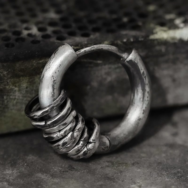Aretes de Plata Tibetana Martillados a Mano para Protección Hand-hammered Tibetan Silver Protection Earrings