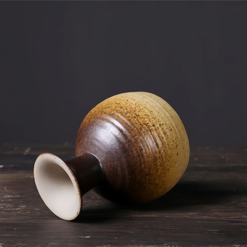 Taza de Vino de Cerámica Elegante con Diseño de Cáliz Elegant Ceramic Wine Mug with Goblet Design