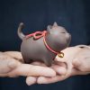 Figura de Gato de Arcilla Morada para Decoración de Escritorio Purple Clay Cat Figurine Desk Decoration